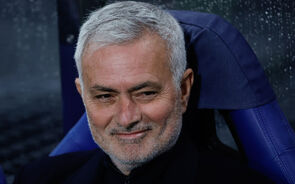 José Mourinho sorri no banco no jogo com o Gil Vicente
