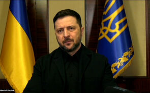 “A ameaça não diminuiu”: Zelensky recebe ovação de pé no Parlamento Europeu em sessão que assinala quatro anos de guerra 