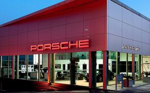 O Centro de Serviço Porsche Estoril localiza-se em Alcabideche.