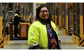 Tânia Diogo comanda a operação logística do maior entreposto do Lidl em Portugal, localizado em Loures.