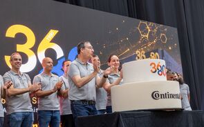 Pedro Carreira (à frente, na foto), CEO da Continental Mabor, na festa dos 80 anos de produção de pneus em Lousado e 36 como parte da Continental.