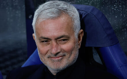 José Mourinho sorri no banco no jogo com o Gil Vicente