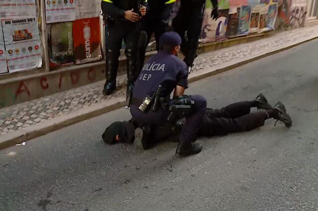 Pelo menos seis detidos após confrontos entre manifestantes e polícia junto ao Parlamento