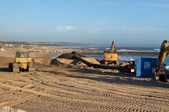 Imagens mostram operação de reposição de areia nas praias da Costa da Caparica