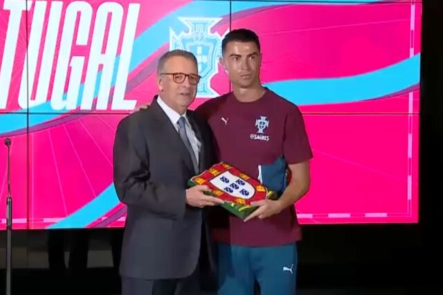 Seguro entrega bandeira de Portugal à comitiva da seleção nacional para ser usada na final
