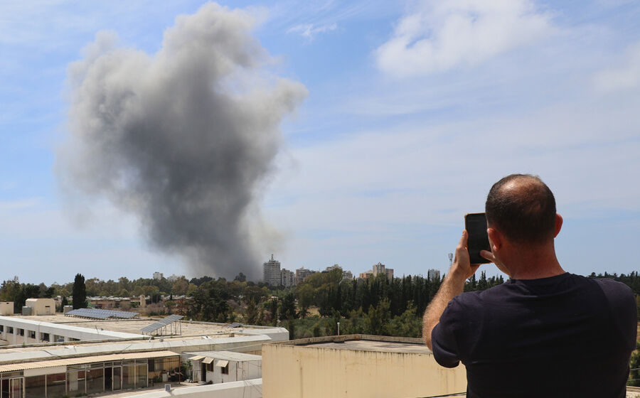 Ataque aéreo israelita na cidade portuária de Tiro, no sul do Líbano.