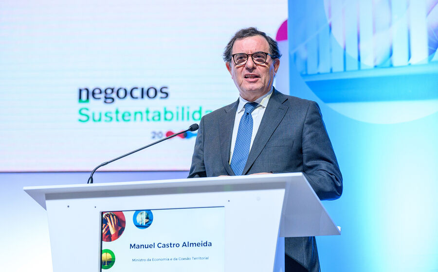 Ministro da Economia, Castro Almeida, anuncia formação em IA para PMEs em Portugal