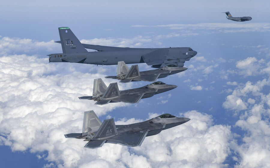 EUA avaliam possibilidade de destacar bombardeiros nucleares para mais países europeus da NATO.