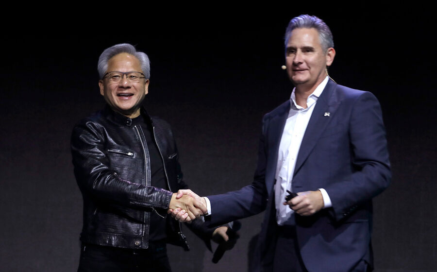 O CEO da Nvidia, Jensen Huang, acompanhado do CEO da Marvell, Matt Murphy.