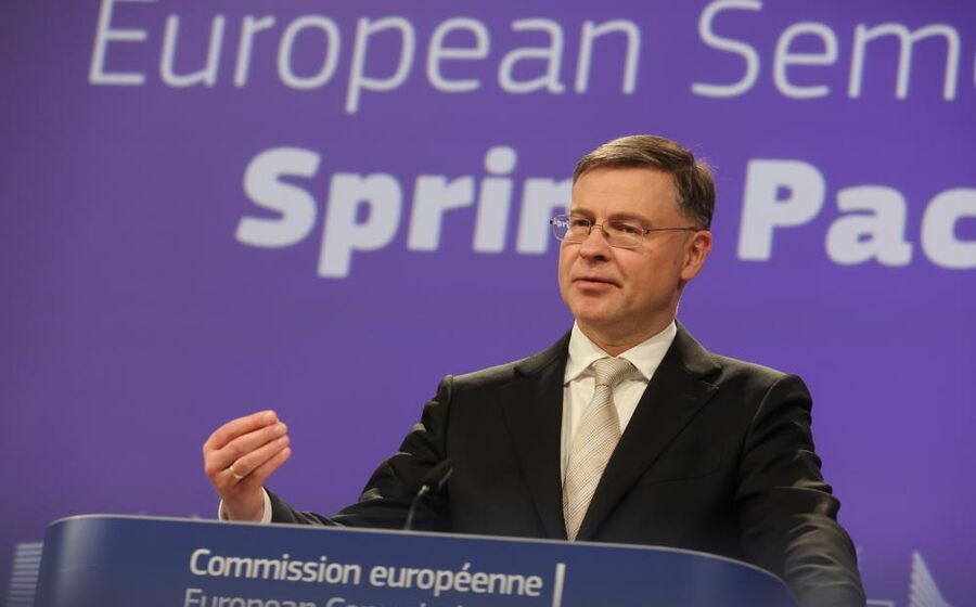 O comissário europeu, Valdis Dombrovskis, insistiu na retirada de apoios generalizados aso combustíveis.