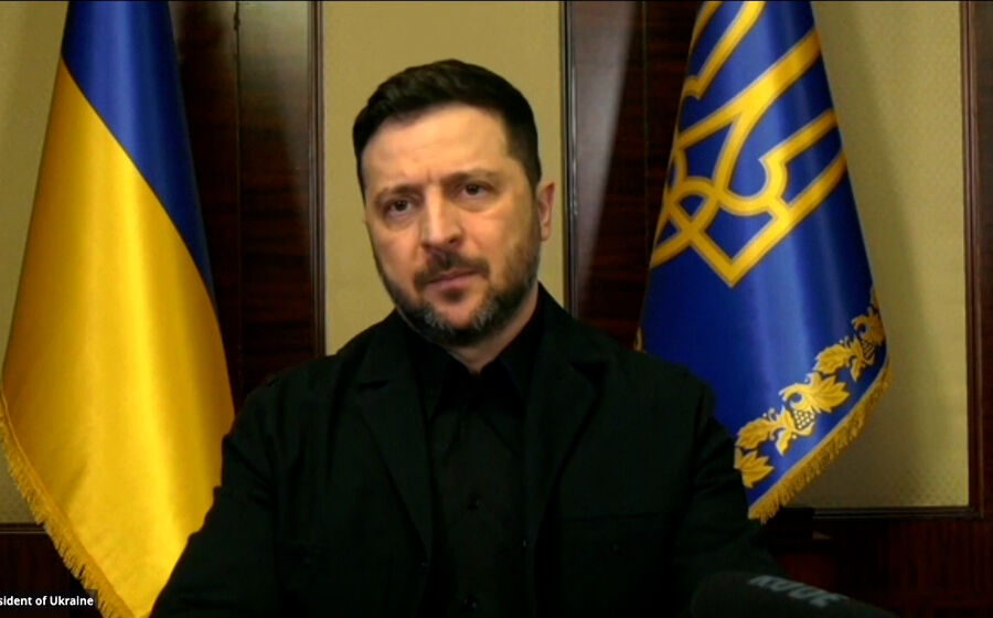 “A ameaça não diminuiu”: Zelensky recebe ovação de pé no Parlamento Europeu em sessão que assinala quatro anos de guerra 