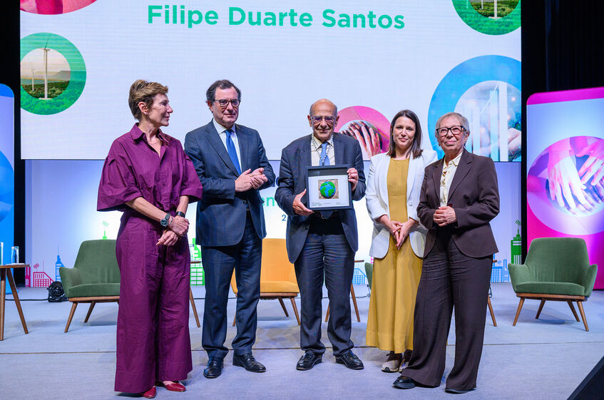Filipe Duarte Santos recebeu o Prémio Personalidade, entregue por Isabel Rodrigues, administradora da Medialivre, Manuel Castro Almeida, ministro da Economia e da Coesão Territorial, Diana Ramos, diretora do Negócios, e Helena Garrido, jornalista e curadora da iniciativa.