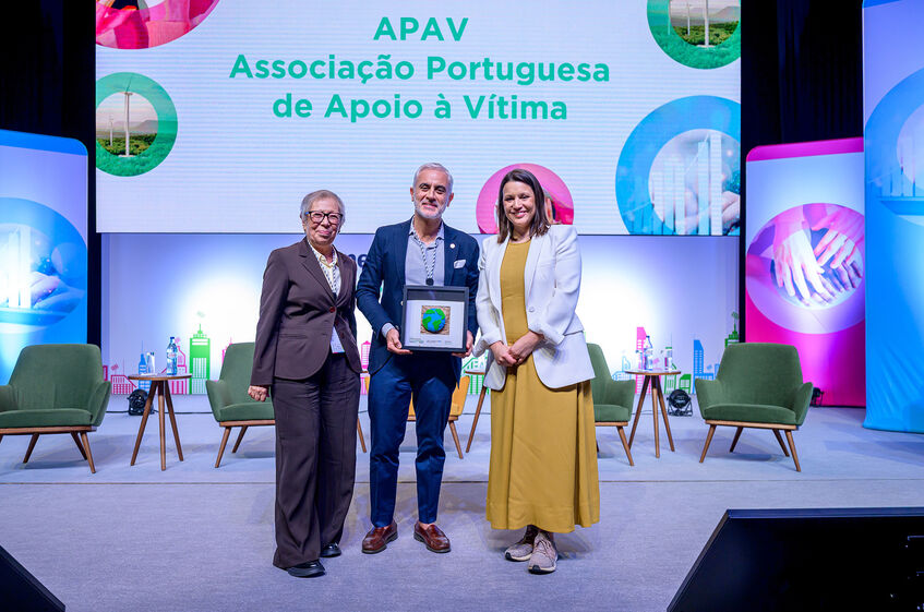 João Lázaro, presidente da APAV, recebeu o Prémio ONG, entregue por Diana Ramos, diretora do Negócios, e Helena Garrido, jornalista e curadora da iniciativa Negócios Sustentabilidade 20|30.