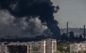 Fumo negro sobre edifícios em Mariupol, Ucrânia