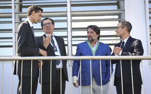 Ministro da Economia, Castro Almeida, e o presidente da Câmara Municipal de Loures, Ricardo Leão na inauguração da nova unidade de produção de medicamentos da Hovione.