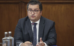 Proposta do ministro Joaquim MIranda Sarmento abre a porta à canalização de de execedentes  para “outras finalidades”, além da amortização da dívida e constituição de reservas para recessões.