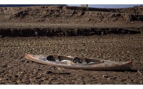 Canoa abandonada no reservatório de Sau, Catalunha, devido à seca.