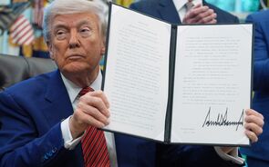 Trump assina mais uma ordem executiva na Casa Branca.