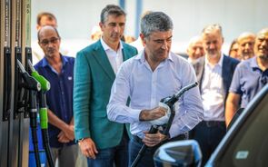 José Luís Carneiro numa bomba de combustível