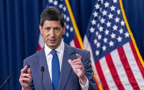 Kevin Warsh, que lidera a Fed desde 22 de maio, deverá anunciar aumento dos juros.