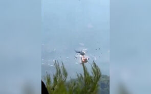 O momento em que dois helicópteros colidem durante combate aos incêndios na Grécia
