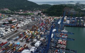 Gruas carregam e descarregam contentores de navios de carga no porto de Balboa, no Canal do Panamá.