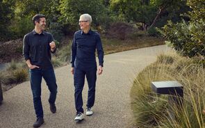 O novo CEO da Apple, John Ternus, é um veterano na empresa. Tim Cook passa a “chairman”.