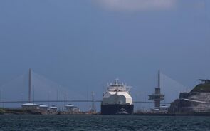 Navio atravessa o Canal do Panamá