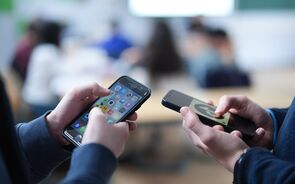 Presidente da República promulga proibição de 'smartphones' até ao 9.º ano.