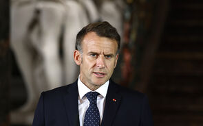 Emmanuel Macron, líder europeu influente, procura evitar a extrema-direita em França