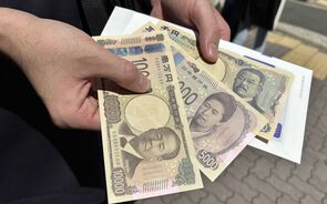 A divisa nipónica tem sido penalizada face ao dólar e o Banco do Japão tem intervindo no mercado.