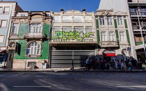 A Garagem Atlântico, abandonado há quase uma década, mora no número 126 da Rua de Alexanre Herculano, na zona da Batalha, no Porto. 