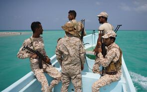 Soldados do Iémen patrulham estreito de Bab el-Mandeb