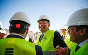 Primeiro-ministro, Luis Montenegro, durante uma visita a obras na região de Leiria.