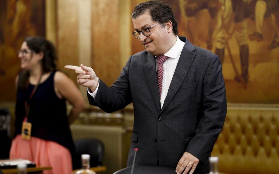 Receita extra de IRS dá uma folga a Sarmento para 2026 e 2027.