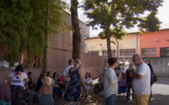 Os trabalhadores da Pontual, fábrica de calçado que fechou em Gaia, fizeram vigília à porta das instalações da empresa.  