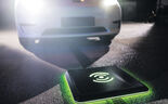 O carregamento por indução permite carregar veículos elétricos sem cabos, estacionando sobre uma placa instalada no pavimento. A energia é recebida por outra placa na parte inferior do automóvel e encaminhada para a bateria.