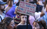 Os manifestantes protestam contra a crise na habitação.