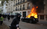 Carro em chamas durante protestos em França