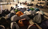 Manifestantes acampados na praça D. João I, no Porto, por mais habitação.