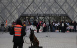 Entrada do Louvre, em Paris, bloqueada por trabalhadores num protesto contra o aumento dos custos de vida.