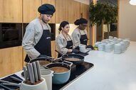 Chefs preparam comida num evento SMEG