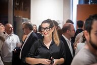 Mulher de óculos largos num evento em Portugal