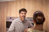 Homem conversa numa cozinha SMEG