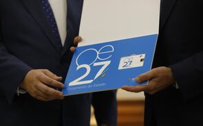 Joaquim Miranda Sarmento entrega o Orçamento do Estado ao presidente da Assembleia da República