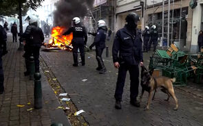 Incêndios e pedras arremessadas contra a polícia: violência marca protestos na Bélgica 