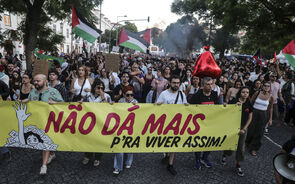 Manifestantes em Lisboa contra o custo de vida e da habitação