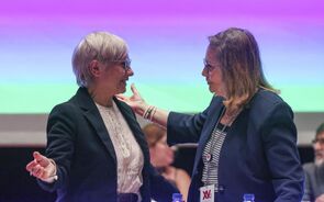 A nova presidente da UGT, Rosa Sousa e a presidente cessante Lucinda Dâmaso.