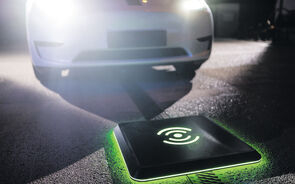 O carregamento por indução permite carregar veículos elétricos sem cabos, estacionando sobre uma placa instalada no pavimento. A energia é recebida por outra placa na parte inferior do automóvel e encaminhada para a bateria.