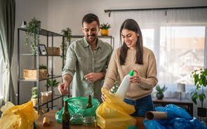 Um casal recicla embalagens
